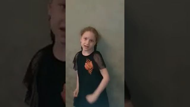 Ясмин читает стихотворение Булата Окуджава "До свидания, мальчики!" смотреть онлайн