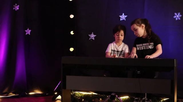 Дана и Руслан Нуррулины. Вальс собачек. Фортепиано в Зеленограде смотреть онлайн