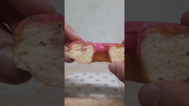 Обзор на пончик глазированный от 'Пятёрочка' вкус клубники смотреть онлайн