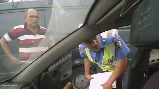 гаишник останавливает водителей рукой вместо жезла! одесса смотреть онлайн