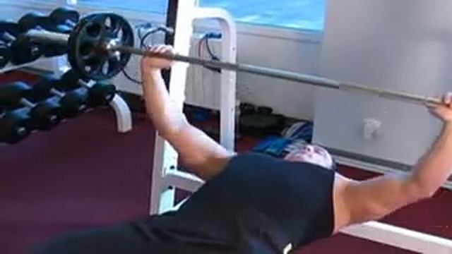 Жим штанги на горизонтальной скамье - FitnessTube.ru смотреть онлайн