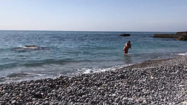 Купание в конце марта под Ялтой на пляже. Солнечно, но ветер прохладный дует. смотреть онлайн