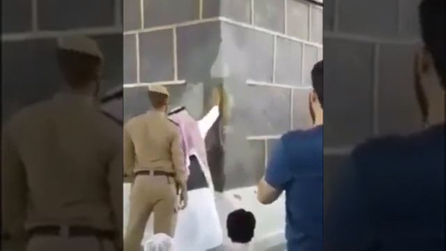 Йеменский угол Каабы, то место, через которое в Дом Аллаха вошла Фатима Бинт Асад (мир ей) смотреть онлайн