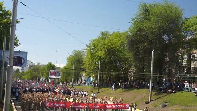 Шествие Бессмертного Полка в Бишкеке, Кыргызстан, видео с моста смотреть онлайн