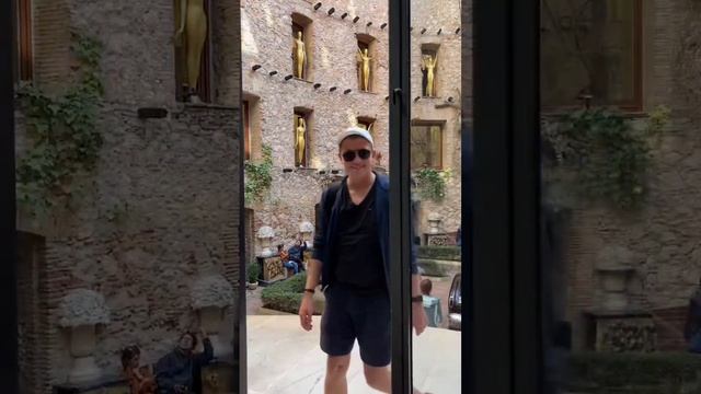Иду в музей Сальвадора Дали смотреть онлайн
