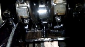 Выдавливает сальник коленвала передний