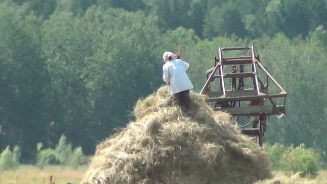 Сенокос на тракторах. Помощь друга. смотреть онлайн