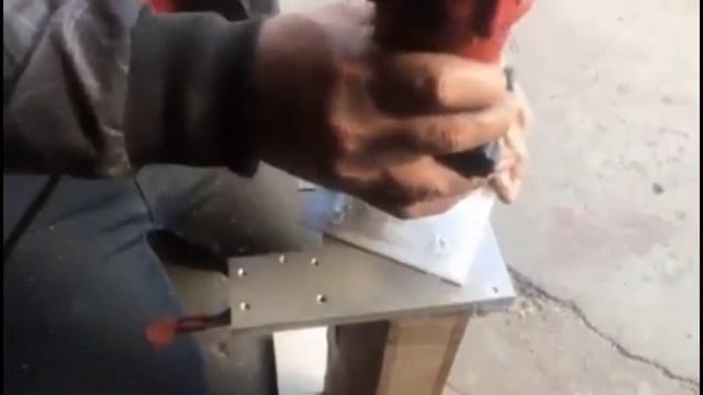 Шаблон для врезки дверных петель.