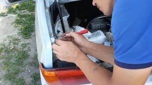 Газовые упоры от ВАЗ 2121 установил на багажник ВАЗ 2115 вместо торсионов