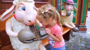 Настя и папа снова веселятся в парке