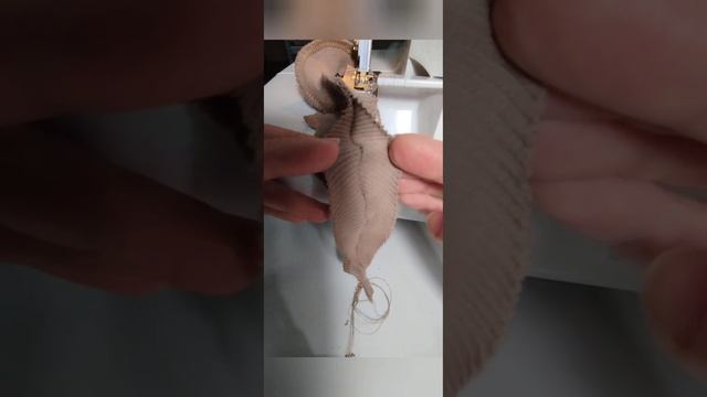 Четырехниточный оверлок одновременно стачивает и обмётывает. Ошибки при шитье трикотажа. смотреть онлайн