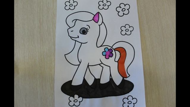 Вся в цветах, жёлтая пони, лошадка с красно - синей причёской, раскраска для мальчиков и девочек смотреть онлайн