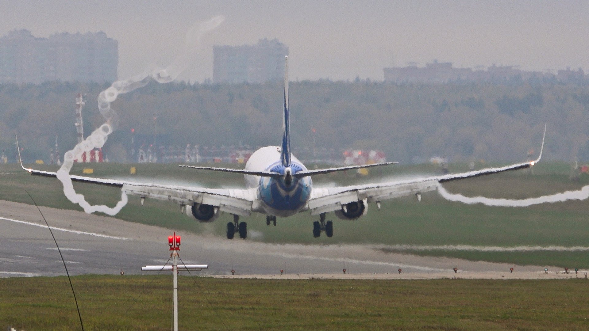 Посадка не без конденсата: "жгуты" и "облака" на крыльях самолётов. Шереметьево, 10.2022 смотреть онлайн