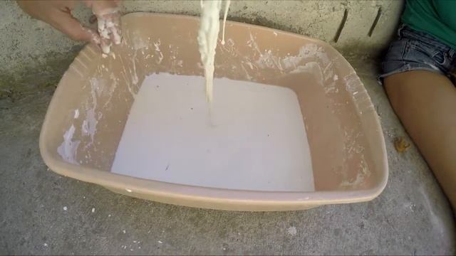 Неньютоновская жидкость. Кукурузный крахмал перемешать с водой. Сандански. смотреть онлайн