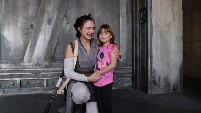 Rey Hugs! KYLO’s BACK!? 2022 Star Wars Galaxy Edge Adventure - Disneyland! смотреть онлайн