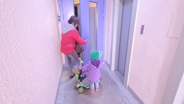 лифт в котором нельзя садиться на пол и попытка припарковать самокат ... смотреть онлайн