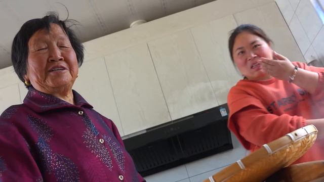 家有老如有宝，奶奶下厨露一手槐花大鸡腿吃法很潮流，胖妹吃到满嘴油【陈说美食】