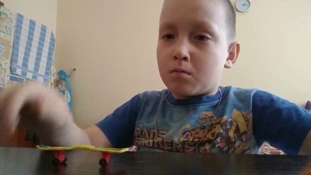 Показываю трюки на пальчиковом Скейте смотреть онлайн