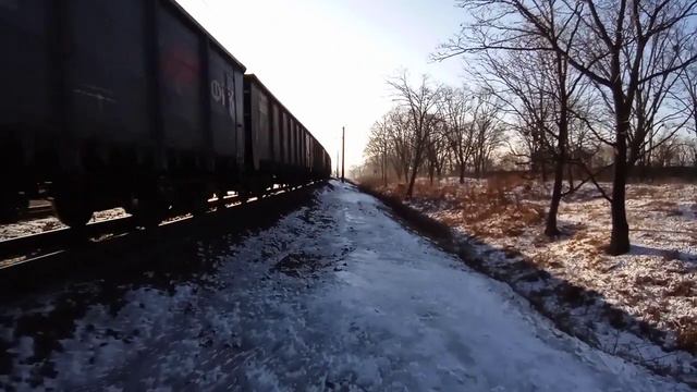 Вслед за толкачём. Квартет 2ЭС5К-110/122 "Ермак" с грузовым поездом морозным утром смотреть онлайн