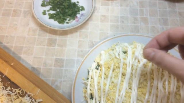 САЛАТ СЛОЕНЫЙ С ГРИБАМИ И ВЕТЧИНОЙ.. ОЧЕНЬ ВКУСНЫЙ.. смотреть онлайн