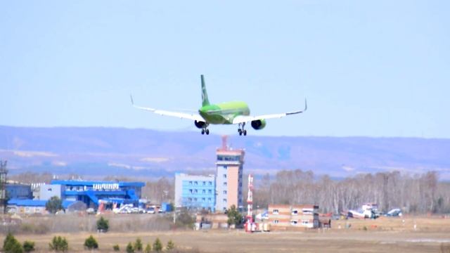Посадка Airbus A320NEO S7 Airlines в аэропорту Благовещенска (UHBB)