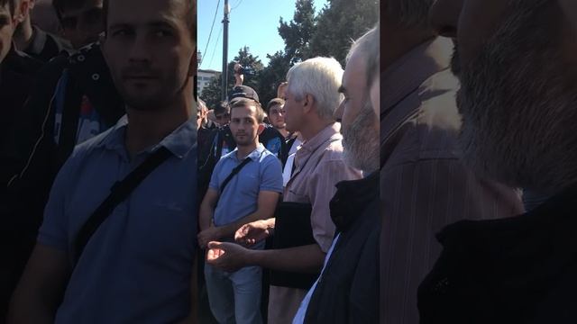 Акция в поддержку родителей убитых пастухов продолжается на площади Махачкалы