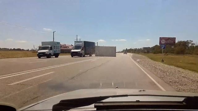 Ветер перевернул прицеп в Ставрополе смотреть онлайн