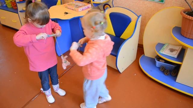 Игра для развития мелкой моторики Поймай зайчика Младшая группа смотреть онлайн