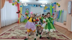 Групповой танец  муз. П. И. Чайковского "Вальс цветов" старшая группа
