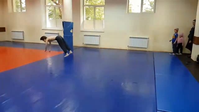 20180606 Артём 9 лет  рондат сальто назад