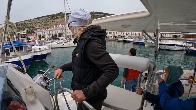 Швартовка на катамаране. С текстовыми подсказками. Балаклава 2022 смотреть онлайн