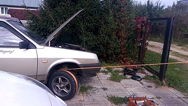 Как завести авто с севшим аккумулятором одному в лесу смотреть онлайн