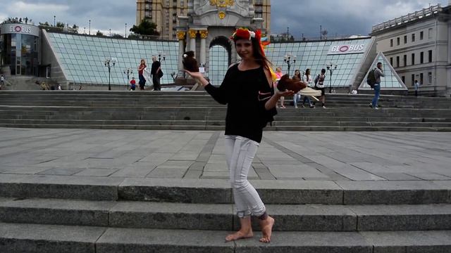 Босая девушка и голуби смотреть онлайн