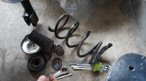 Lada Largus.Замена передних стоек.