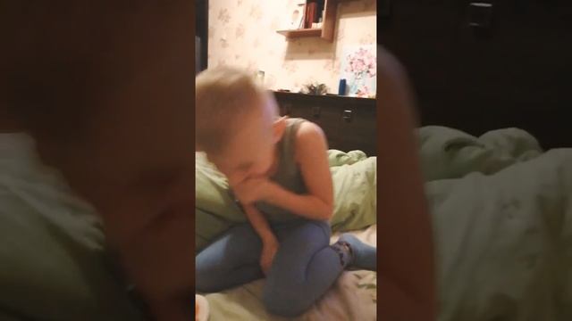 Как девочки и мальчики едят мандарины смотреть онлайн