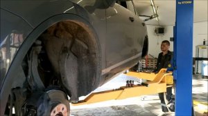 VW Touareg NF. Замена трубок заднего контура кондея.