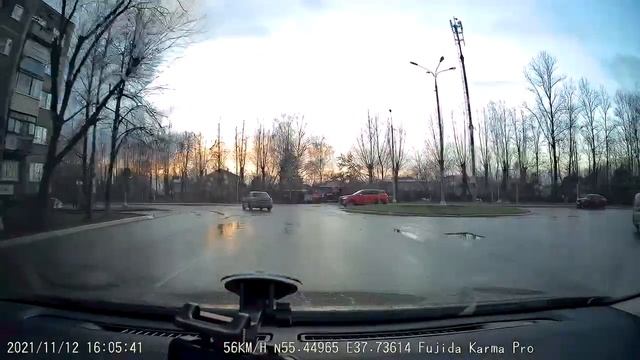 Опасный маневр, Лада Приора, МО, г Домодедово, микрорайон Северный, по ул. Гагарина смотреть онлайн