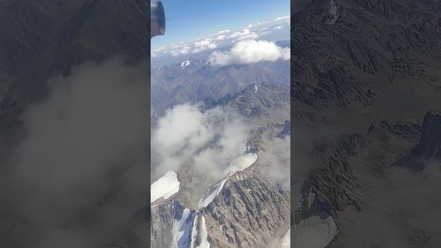 Красивый вид гор Кыргызстана из иллюминатора. Где-то рядом с Бишкеком. смотреть онлайн