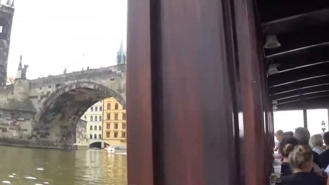 Река Влтава в Праге. The Vltava River in Prague . смотреть онлайн