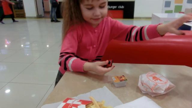 Маша в Burger Club. Открытие коробки с подарком. смотреть онлайн
