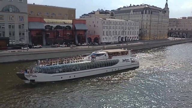 Moscow, Zaryadye Park, floating bridge over the Moscow River (03.08.2023) смотреть онлайн