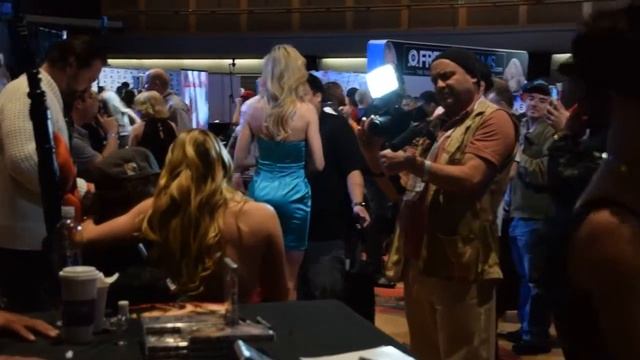 Milling around the show at AEE 2016 смотреть онлайн