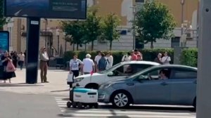 Легковой автомобиль и робот-доставщик столкнулись в Москве