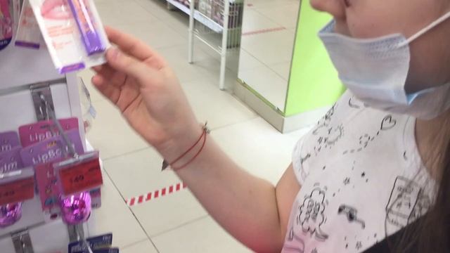 Выбираем для Фаинки первую КОСМЕТИКУ / Какая косметика нужна подростку / Семейные Влоги / Мисс Фаин смотреть онлайн
