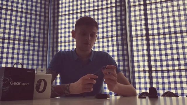 В чём разница между Smart Watch и фитнес браслетом? Samsung Gear Sport Vs. Huawei Colour Band A2