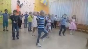 Танец "Далеко от мамы"