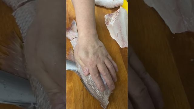 Шеф - повар из Японии разделывает окуня. смотреть онлайн