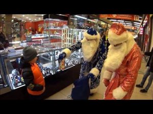 Дядя Юра Дед мороз / Дарит детям подарки