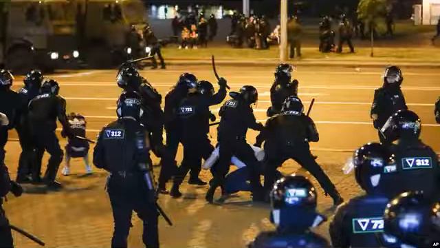 Власти Беларуси: силы безопасности стреляли по протестующим боевыми патронами. смотреть онлайн