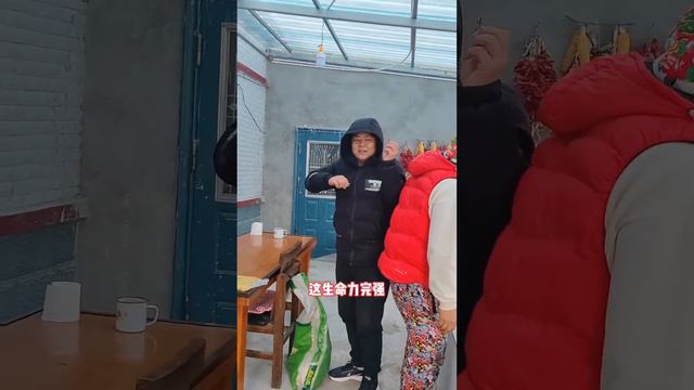 没有一只大鹅能活着走出东北啊！鹅飞狗跳的铁锅酸菜炖大鹅，围着大锅坐在锅台上就开吃了！【东北村花】 смотреть онлайн